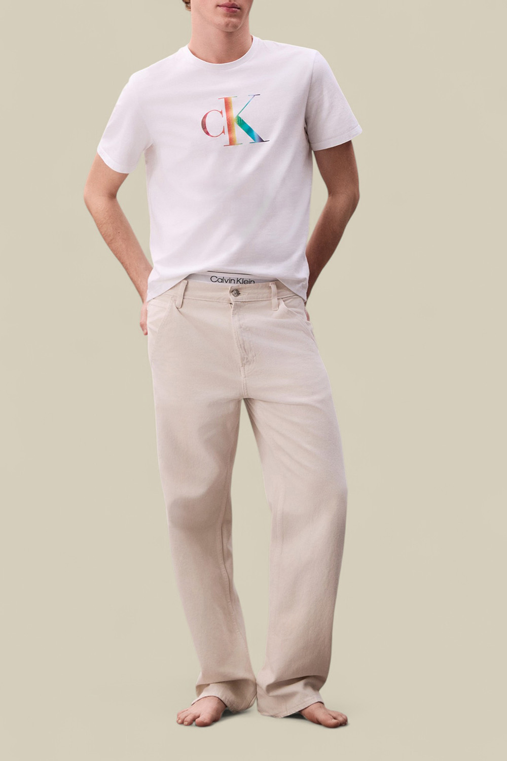 תמונת כל הלוק של חולצת טי